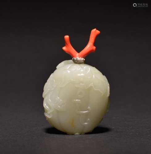 A CARVED WHITE JADE SNUFF BOTTLE , Qing Dynasty