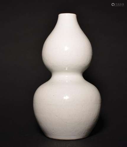 A CARVED WHITE-GLAZED DOUBLE-GOURD VASE , Qing Dynasty