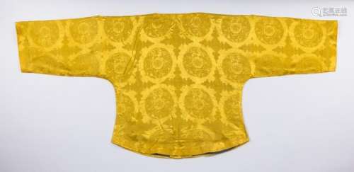 AN IMPERIAL YELLOW SILK DAMASK RIDING COAT, HUANG MA GUA , 18TH CENTURY