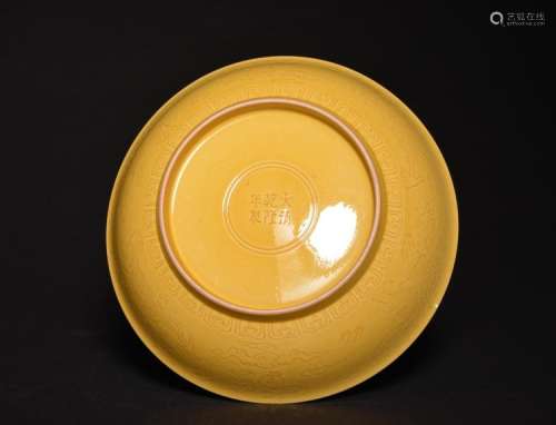 A CARVED YELLOW-GROUND DRAGON DISH , Qing Dynasty