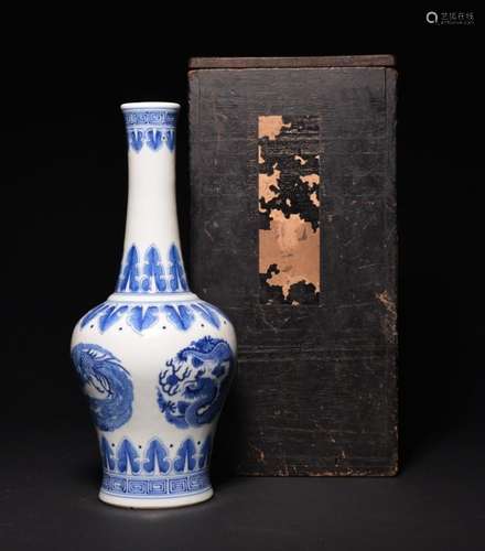 A BLUE AND WHITE DRAGON VASE , Qing Dynasty