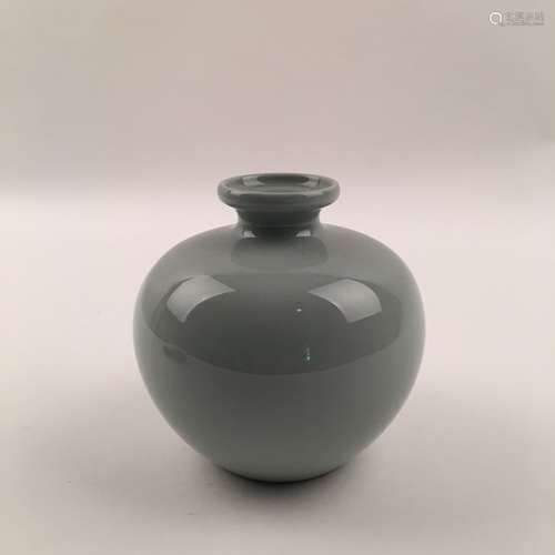 Yongzheng Mark, Fine Chinese Tianqing Apple Vase