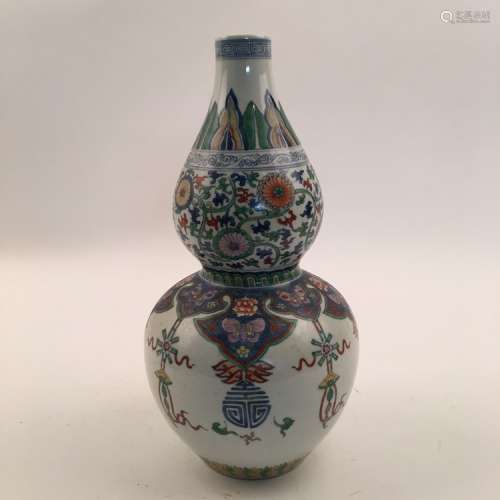 Chinese Qing Yongzheng Wucai Vase