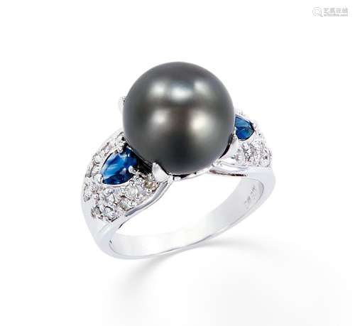黑色大溪地珍珠配蓝宝石及钻石戒指 约12.23mm