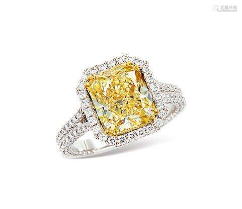 3.64克拉天然彩黄色VS1净度钻石配钻石戒指