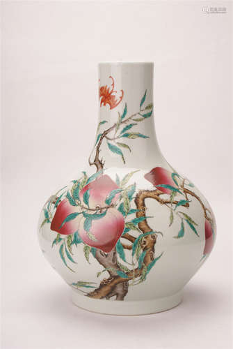 A Chinese Famille Rose Porcelain Vase 