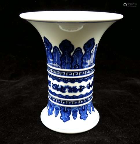 CHINESE BLUE AND WHITE BEAKER VASE