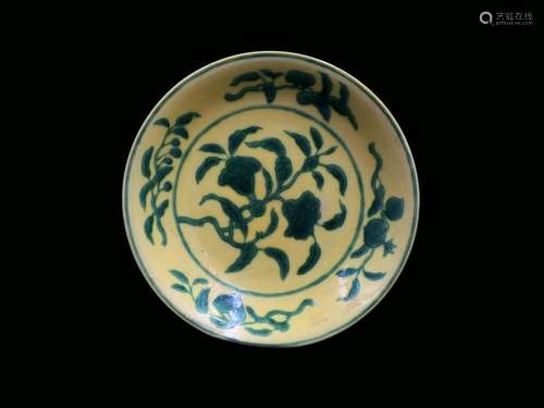 CHINESE MING YELLOW-GROUND GREEN-ENAMELLED PLATE