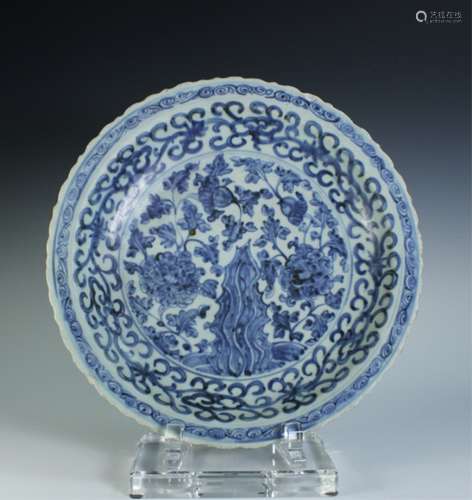 CHINESE MING PERIOD BLUE AND WHITE CHARGER