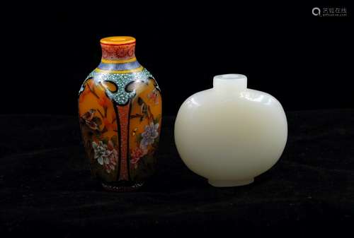 TWO CHINESE SNUFF BOTTLES