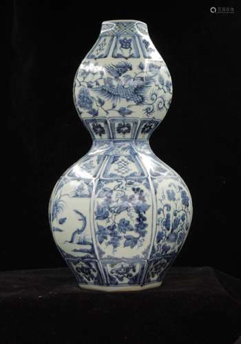 CHINESE BLUE AND WHITE DOUBLE GOURD VASE