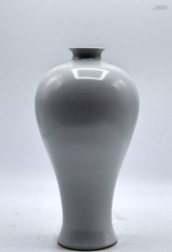 CHINESE QING PERIOD WHITE GLAZED MEIPING VASE