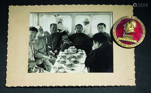 新中国五十年代班禅、阿沛等游颐和园照片与中央代表团慰问藏区毛像章