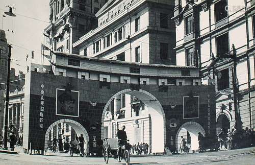 纪念新中国开国上海总工会搭建临时门楼照片(1949年10月1日)