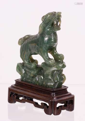 CHINESE QING DYNASTY JADEITE FOO LION WITH STAND