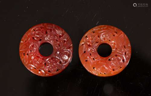 PAIR OF CHINESE AGATE PENDANTS