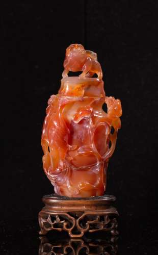 CHINESE AGATE COVER VASE WITH PHOENIX AND FOOLION