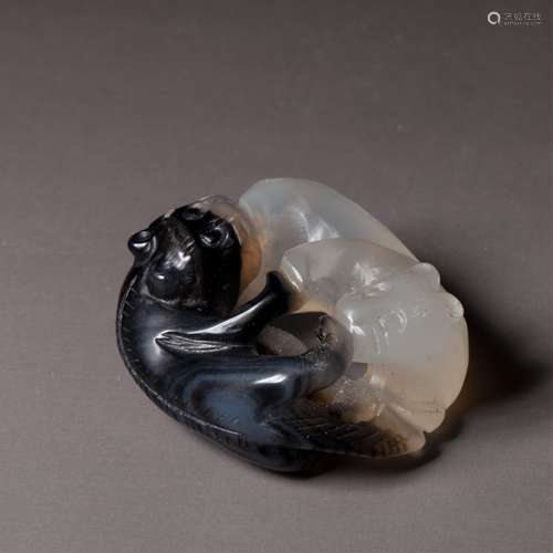 CHINESE AGATE PENDANT OF TWO CATS