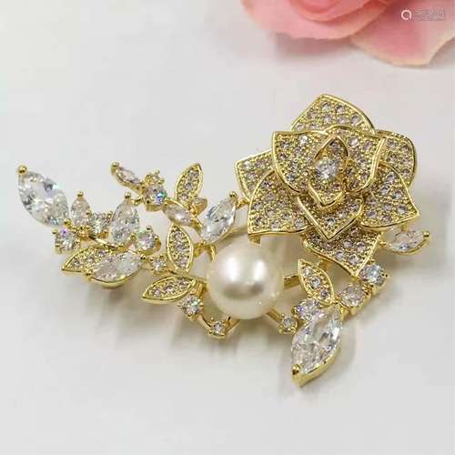 BEAUTIFUL FLOWER BROOCH WITH EASTERN PEARL