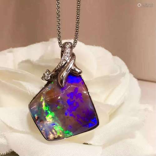 AUSTRILIA OPAL ON DIAMOND PLATINUM PENDANT