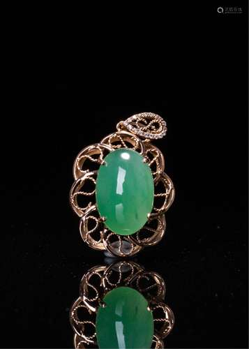 LARGE GREEN JADEITE ON 18K GOLD PENDANT NECKLACE