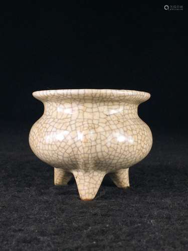 CHINES GE TYPE PORCELAIN TRIPOD CENSER