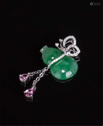 GREEN GOURD JADEITE PENDANT ON 18K GOLD NECKLACE