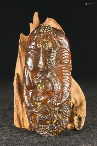 CHINESE AMBER PENDANT OF TIGER