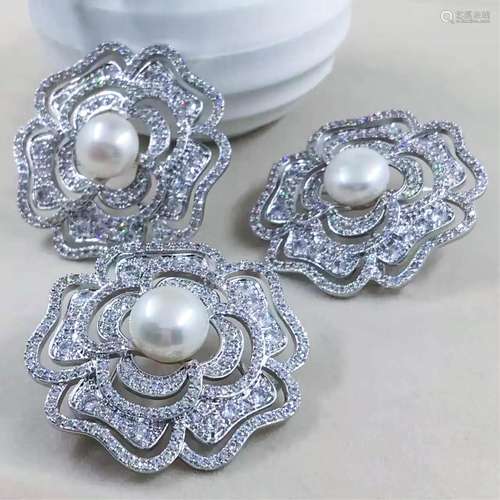 BEAUTIFUL FLOWER BROOCH WITH EASTERN PEARL