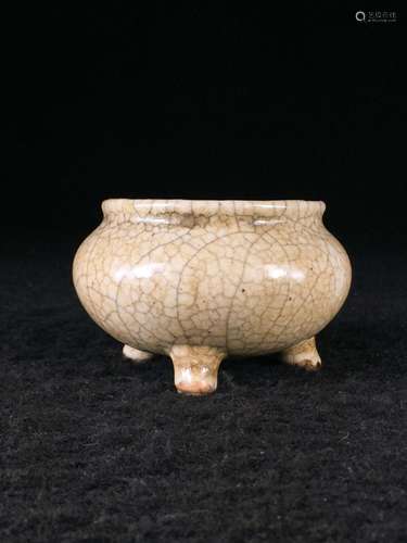 CHINES GE TYPE PORCELAIN TRIPOD CENSER