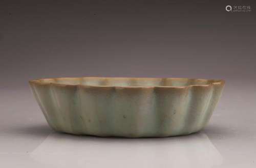 Ge-type Glazed Porcelain Flower-edge Bowl