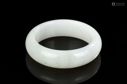 JADE ROUND BANGLE