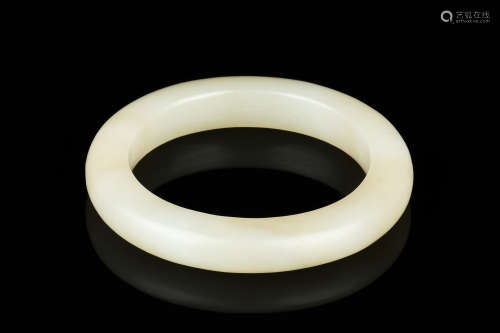 JADE ROUND BANGLE