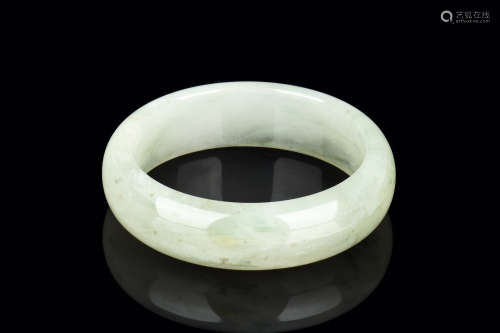 JADE ROUND BANGLE