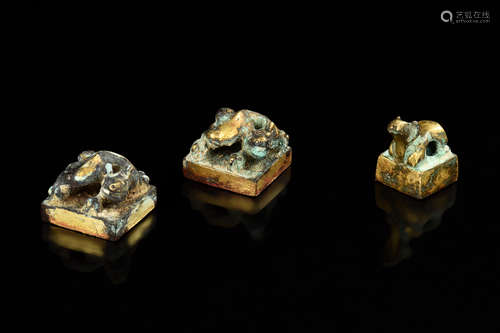 SET OF THREE GILT BRONZE 'MYTHICAL BEAST' STAMP SEALS