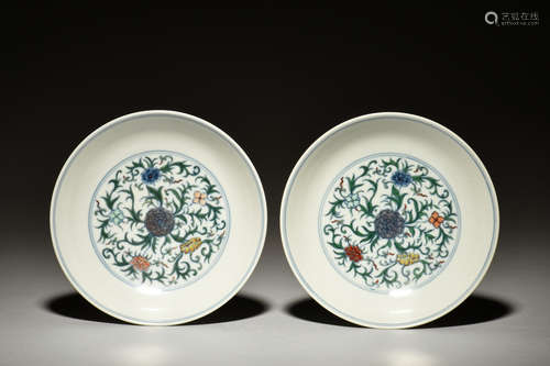 PAIR OF DOUCAI 'FLOWERS' DISHES