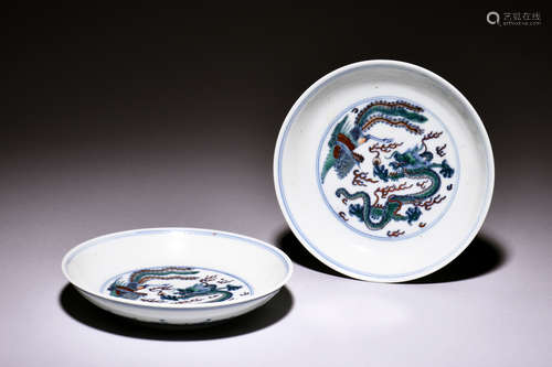 PAIR OF DOUCAI 'DRAGON AND PHOENIX' DISHES