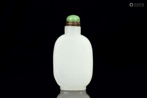 WHITE GLASS SNUFF BOTTLE