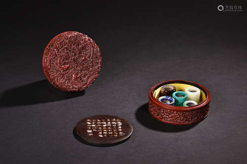 GROUP OF FIVE THUMB RINGS WITH CINNABAR LACQUER BOX