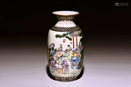 A MAGNIFICENT FAMILLE ROSE DECORATED VASE