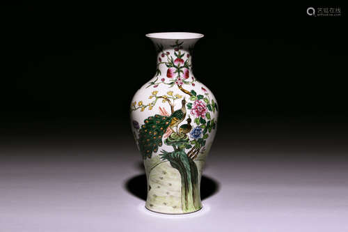 A LARGE 20TH CENTURY VASE DECORATED IN FAMILLE ROSE