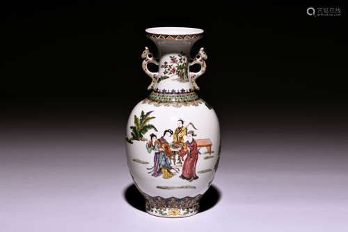 A MAGNIFICENT FAMILLE ROSE DECORATED VASE