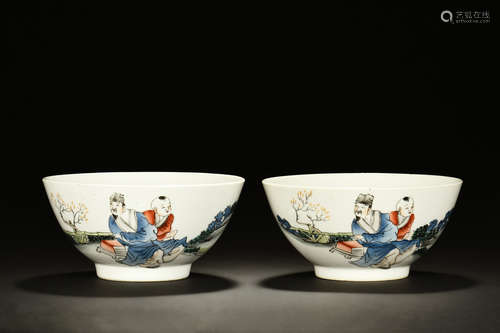 PAIR OF FAMILLE ROSE BOWLS