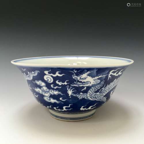 CHINESE ANTIQUE BLUE AND WHITE BOWL