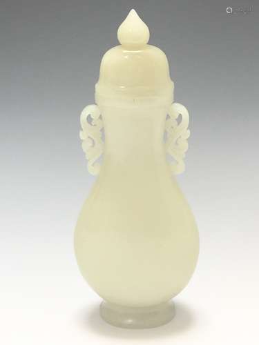 AN ANTIQUE CARVED WHITE JADE VASE. 18TH/19TH CENTURY