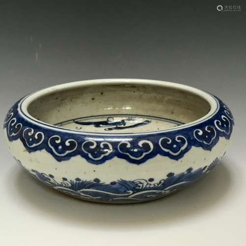 CHINESE ANTIQUE BLUE AND WHITE WATER POT