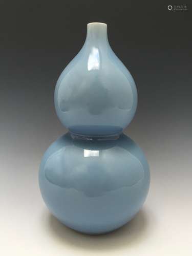 A CHINESE ANTIQUE LAVENDER-GLAZED DOUBLE-GOURD VASE, MARKED.