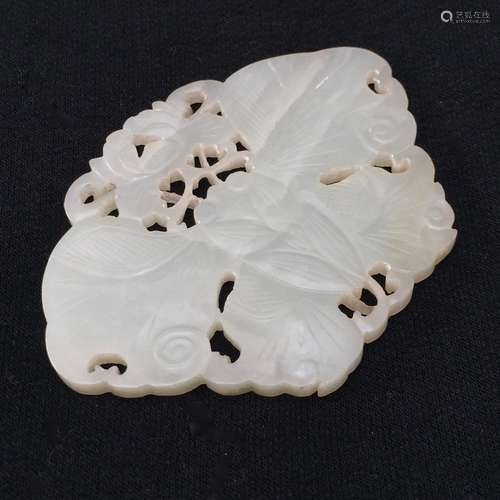 AN ANTIQUE CARVED JADE 19TH CENTURY