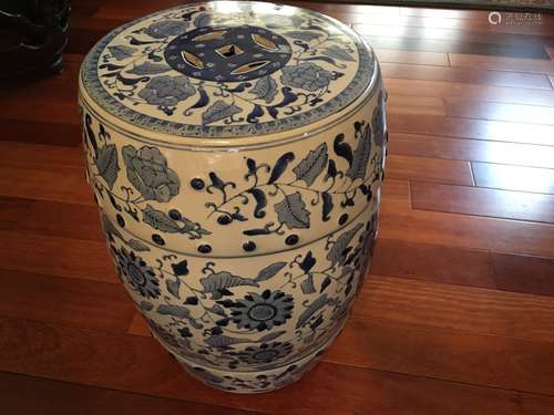 A Fine Chinese Blue and White Garden Seat with Flowers, 20th Century. 18