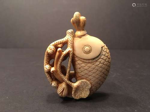 ANTIQUE Chinese Fish shape Snuff Bottle with carvings. 19th C. 3